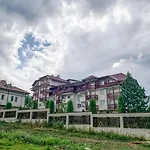 32 Forest View